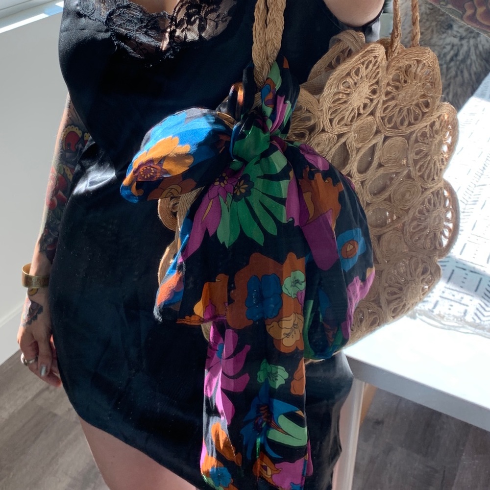 Vintage print skinny scarf.